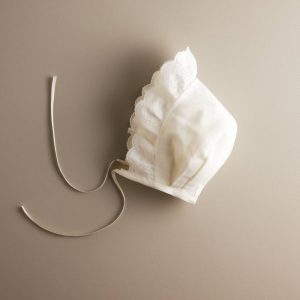 Capota de bebé de lino con volante de puntilla y flores bordadas