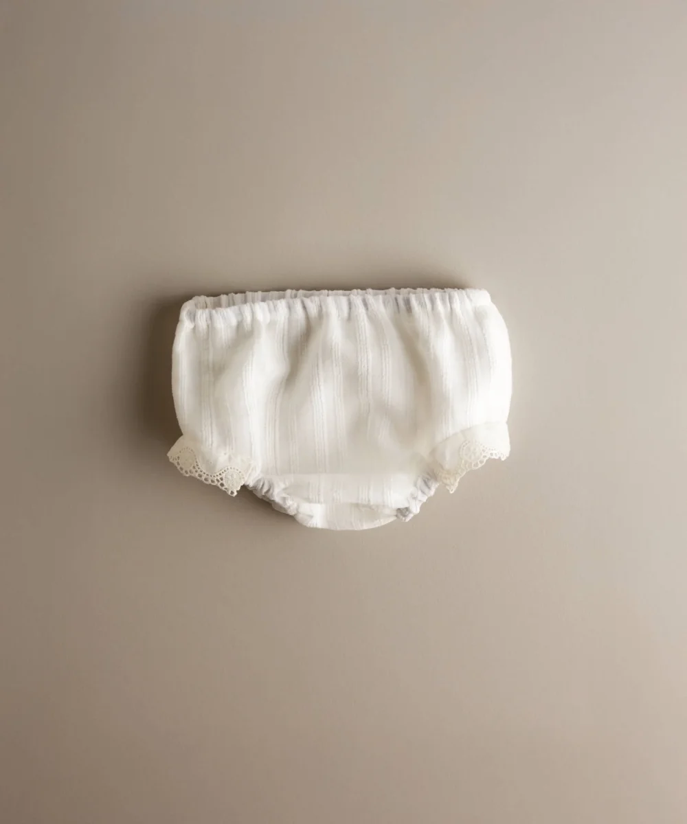 Conjunto de bebé capota y cubrepañal con volante bordado - Imagen 3