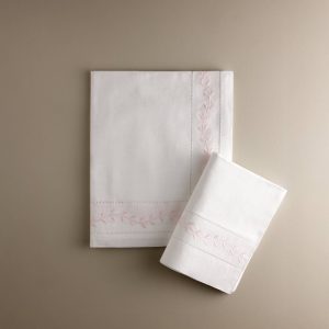Sábana encimera de cuna con hojas bordadas en rosa y funda de almohada