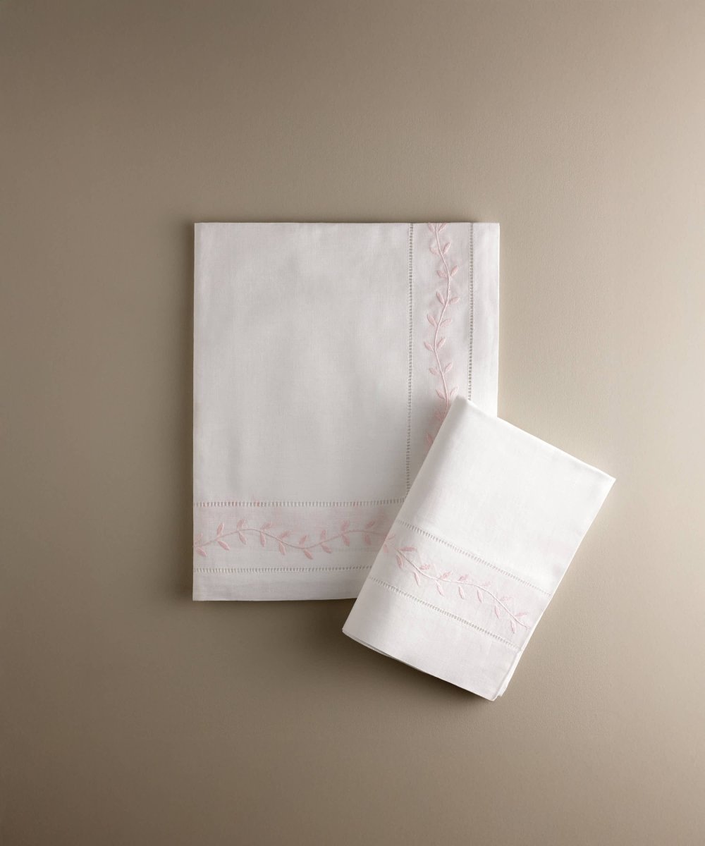 Sábana encimera de cuna con hojas bordadas en rosa y funda de almohada